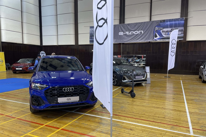 Audi Q5 TFSI e quattro, Audi e-tron S Sportback и електрическа тротинетка MOON. 